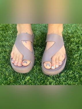 Crocs Getaway Platform Toe Loop, Truffle
Size: W8